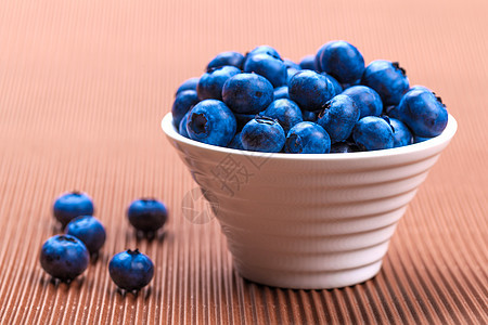 新鲜蓝莓装碗饮食团体甜点蓝色小吃浆果食物营养水果覆盆子图片