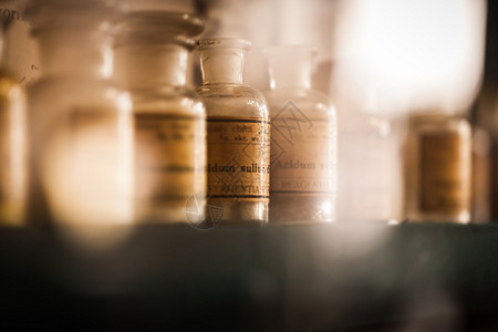古老药品玻璃抽屉医疗药剂实验室化学家瓶子药店药剂师餐具图片