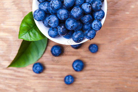 一个碗里新鲜的蓝莓营养水果甜点小吃蓝色食物饮食浆果木头覆盆子图片