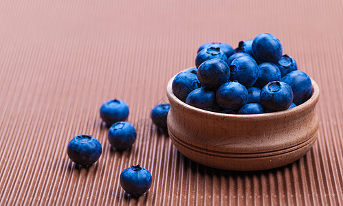 新鲜蓝莓装碗团体营养覆盆子蓝色饮食小吃食物浆果木头甜点图片