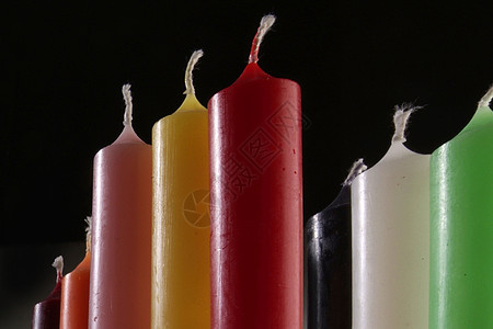 一组彩色圆柱形蜡烛d绿色紫红色红色火焰白色蓝色黄色派对粉色庆典图片