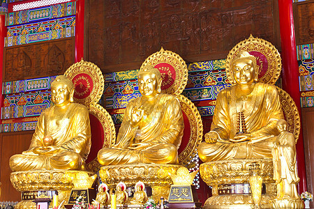 三佛在中国的泰国寺庙里纪念碑精神旅行历史雕像宗教吸引力旅游地标游客图片