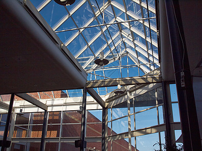 现代建筑的玻璃屋顶金属天花板大厅框架反射奢华控制板天空几何学房子图片