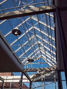 现代建筑的玻璃屋顶蓝色天花板控制板框架大厅技术几何学反射窗户房子图片