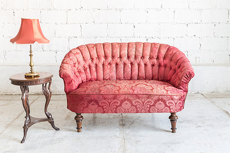 红色沙发沙发砖墙长椅房间织物家具闲暇路面装潢装饰桌子图片
