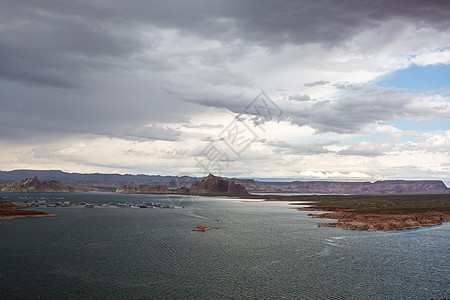 鲍威尔亚利桑那湖公园山脉台面雷雨编队侵蚀悬崖岩石地标戏剧性图片