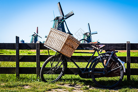在荷兰的自行车风车天空溪流照片供电农村历史力量地标文化图片