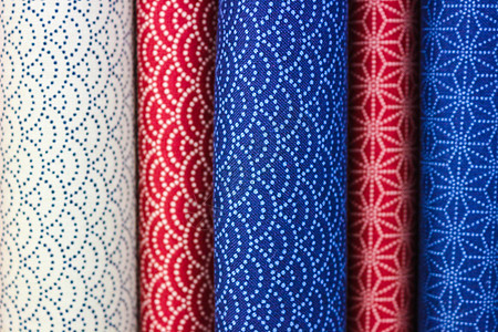彩色织布卷棉布衣服创造力店铺蓝色黄色白色红色设计师织物图片