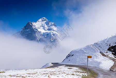 第一次山地库尔德人瑞士天空高山远足旅游风景地标太阳冰川长椅旅行图片