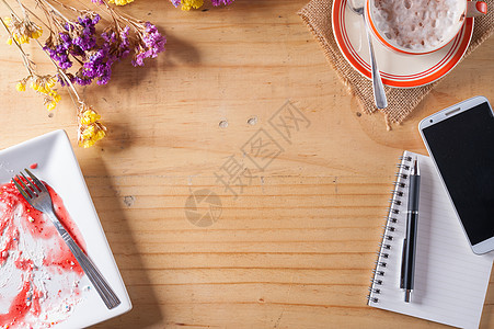 木制桌上带笔笔笔笔记本文档饮料杂志记事本木头咖啡店记录商业软垫咖啡背景图片