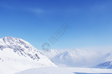 山区山脉爬坡晴天冰川顶峰全景天空吨位白色高山岩石图片