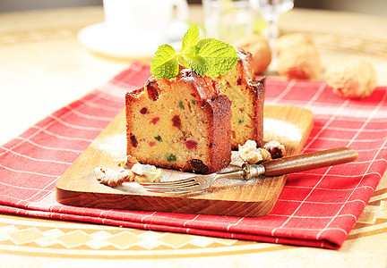 水果蛋糕切片小吃水果蛋糕面包砧板树叶甜点坚果餐巾红色葡萄干图片