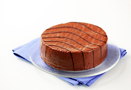 巧克力玻璃蛋糕巧克力蛋糕坚果圆形甜点餐巾食物核桃蓝色盘子图片