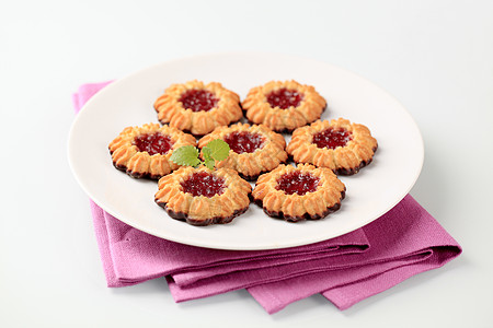 蔓越莓饼干Jam Spritz 饼干盘子水果餐巾食物甜点香草紫色团体糖果巧克力背景