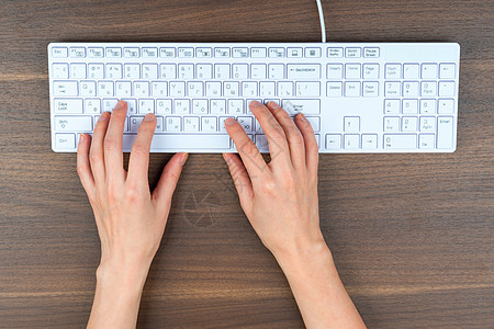 人手用键盘男人手指女孩手臂桌子女士木头图片
