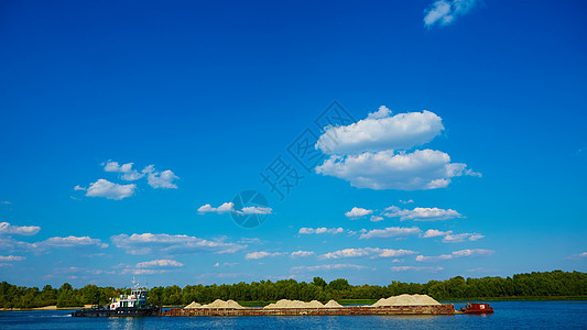 装满沙子的河流驳船金属水路河床发动机码头流动货运天空轮船导航图片