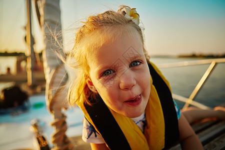 小女孩在游艇上玩得开心孩子男人旅游蓝色海洋儿子幸福热带微笑闲暇图片