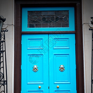 蓝色手柄 在伦敦古董棕色门 生锈的铜钉和黄铜文化艺术装饰品安全城市建筑学入口木头门把手图片