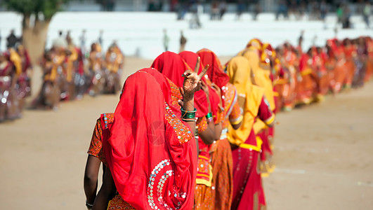 印度舞蹈身着多民族服装的印度女孩女性珠宝衣服传统裙子生活女士女学生面纱旅游背景