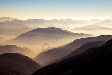 斯洛伐克迷雾秋冬山和山丘的景象图片