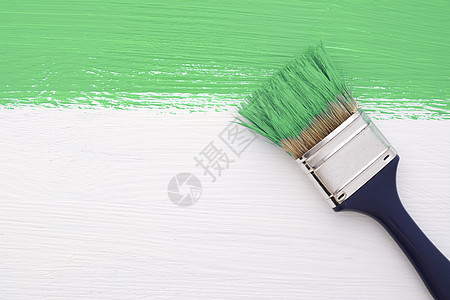 白纸上涂有油漆刷的绿漆条纹图片