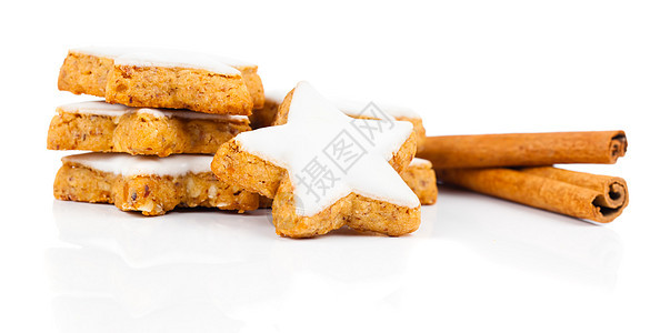 白色背面灰色的恒星成形肉桂饼干和肉桂棒图片