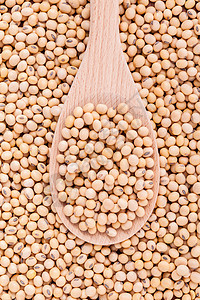 木勺和大豆背景的豆子贴近图片
