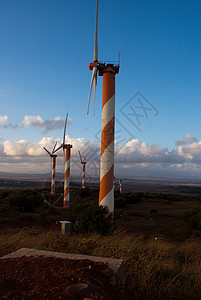 Israel 的风力涡轮机螺旋桨涡轮纺纱绿色高度多云发电机旋转天空翅膀图片