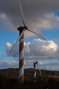 Israel 的风力涡轮机风车翅膀多云发电机金属螺旋桨日落纺纱绿色旋转图片
