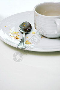 咖啡杯和空小零食杯子棕色黑色绿色饼干休息饮料早餐食物白色图片