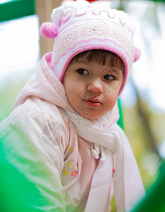 一个小女孩的肖像喜悦活动童年女孩女性微笑乐趣公园婴儿操场图片