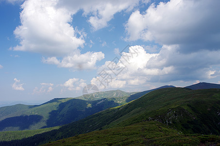 山高地貌喀尔巴阡山 乌克兰地标国家地平线天空房子云杉松树日出小路高地图片