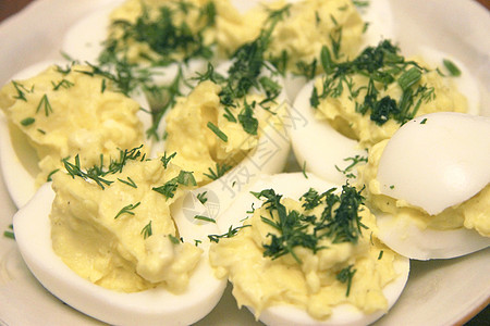 被煮熟的鸡蛋切成一半 塞满了面糊和装满了d午餐水平早餐黄色美食小吃餐具食谱沙拉营养图片