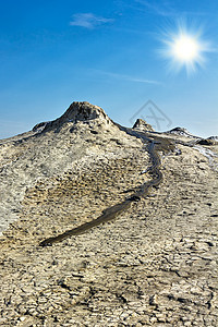 泥火山陆地乡村火山小路旅游旅行蓝色裂缝丘陵天空图片