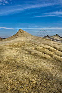 泥火山陆地旅游小路乡村蓝色丘陵旅行火山裂缝天空图片