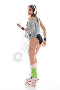 滚动滑板中的年轻女性活动乐趣滚筒耳机绑腿轮滑短袜女士丝袜休闲图片
