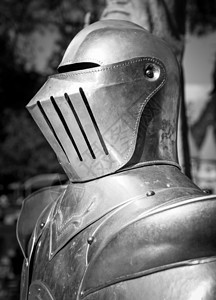 中世纪盔甲的精密细节灰色骑士剪裁面具金属头盔百叶窗古董图片