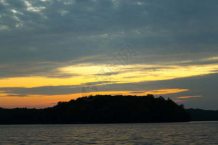 黄黄日落日落夕阳森林太阳野生动物反射树木松树钓鱼寂寞图片