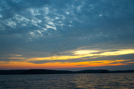 橙色日落松树粉色太阳钓鱼反射寂寞夕阳天空野生动物森林图片