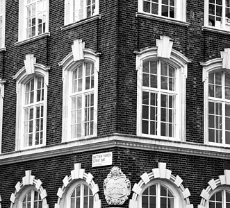 欧洲伦敦红砖墙和历史窗口中的旧红色砖墙废墟艺术石头地标建筑玻璃旅行房子遗产文化图片