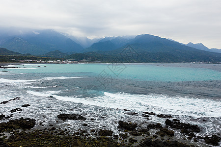 海岸线和山丘图片