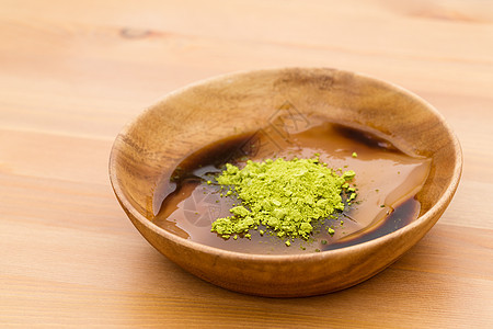 日本甜点加绿色茶叶和黑糖背景图片