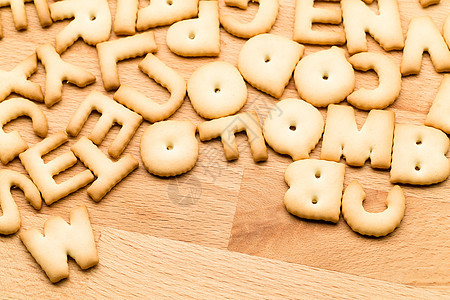 木制桌上的字母饼干图片