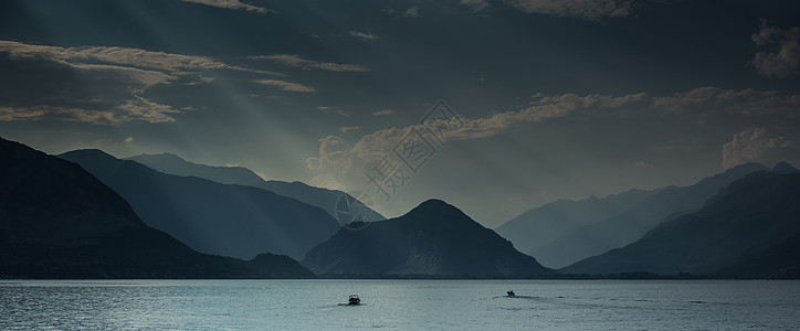 意大利湖日落浪漫主义者旅行天空旅游山脉假期图片