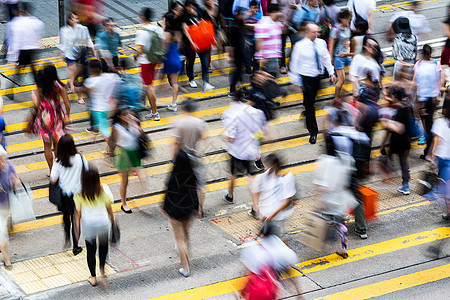 横渡繁忙香港街的公交社头目图片