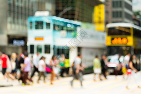 越过路面的模糊背景人士图片