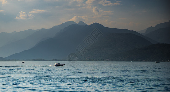 意大利湖日落天空旅游浪漫主义者山脉假期旅行图片