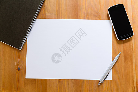 桌面上空白白皮书 带有用于添加信息的手机的空白白皮书图片