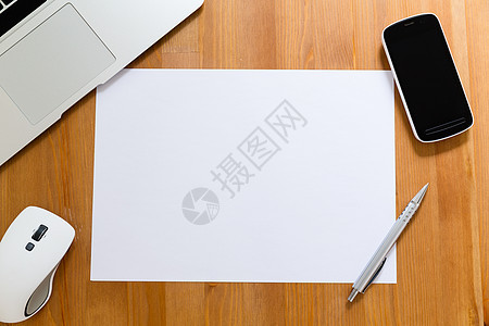 工作桌上的空白白纸 供用户插入某种东西图片