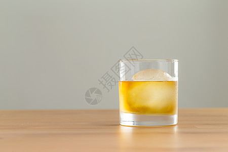 一杯威士忌和冰工作室冰镇金子立方体酒精液体饮料派对桌子宏观图片